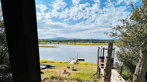 A lakeside view from a wooden deck with a dock extending into the water, surrounded by trees and a clear sky. - Delightful 3-bedroom house with AC in Usk (Usk)