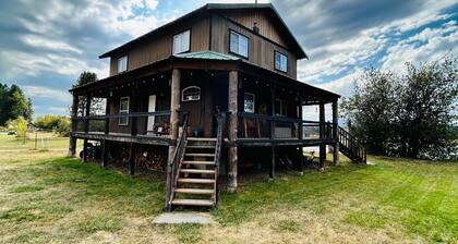 Delightful 3-bedroom house with AC in Usk