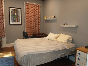 2 bedrooms, desk, iron/ironing board, WiFi - Comfortable, Convenient to NY 2-Bedroom House with Large Yard and Parking (Ridgefield Park)