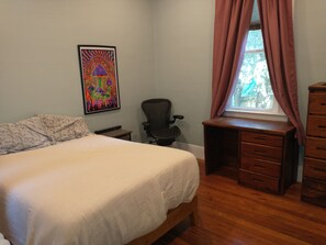 2 bedrooms, desk, iron/ironing board, WiFi