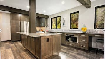 Microondas, horno, parrilla de estufa y lavavajillas