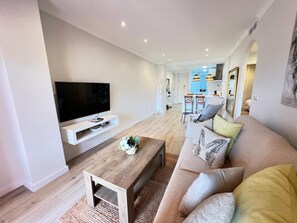 Fernseher, Videothek, Stereoanlage, Arbeitsbereiche