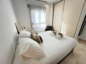 2 chambres, fer et planche à repasser, Wi-Fi, draps fournis