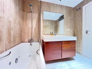 Articles de toilette écologiques, sèche-cheveux, serviettes fournies