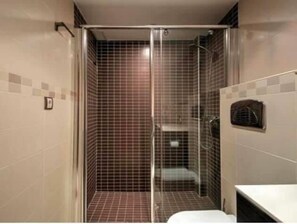 Miljøvenlige toiletartikler, hårtørrer, håndklæder