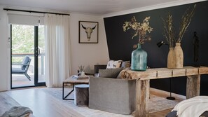 TV connectée, cheminée, espaces bureaux