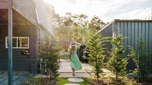 Un bâtiment moderne doté d’un toit plat et d’une enseigne indiquant « THE BARN ».