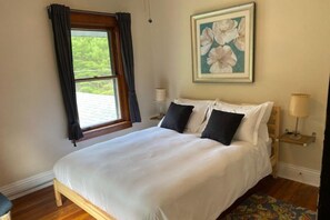 6 bedrooms, iron/ironing board, WiFi, bed sheets