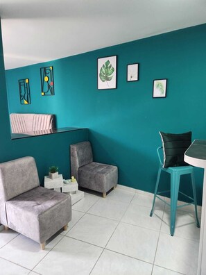 Cute Central Apartment #2 | 起居区 | 平板电视