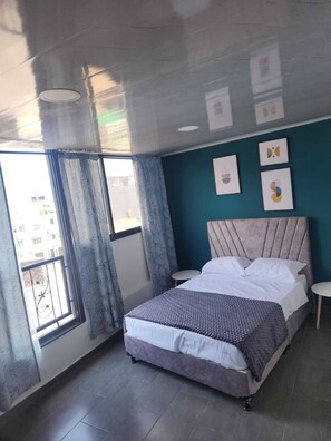 1 habitación, cortinas blackout y tabla de planchar con plancha