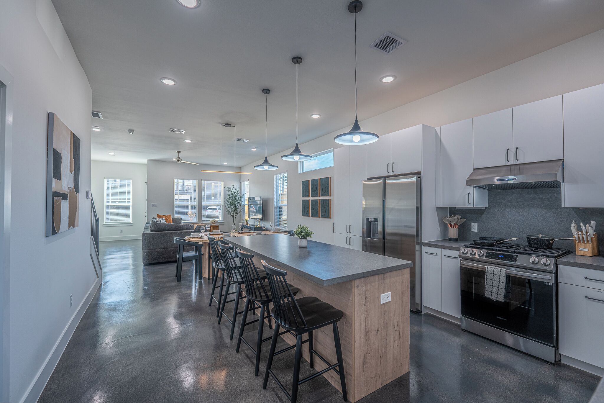 Cookware/dishes/utensils, dining tables