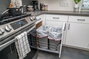 Batterie de cuisine, vaisselle et ustensiles, tables à manger