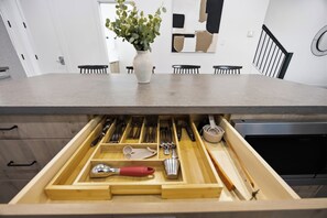 Cookware/dishes/utensils, dining tables - Boho Mod-Pad @EADO - 1 km from FIFA Fan Fest (Houston)