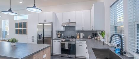 Cookware/dishes/utensils, dining tables