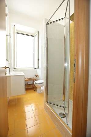 Douche, sèche-cheveux, bidet, serviettes fournies