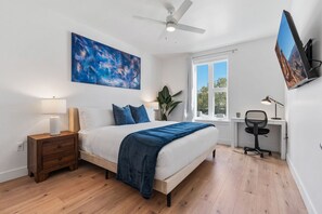 1 quarto, escrivaninha, ferros/tábuas de passar roupa, berço de viagem