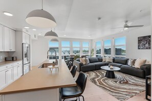 Interior - Amazing Deluxe 2BR Pool/Gym/Htub (Salt Lake City)