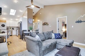 Smart-TV, Kamin, Tischtennisplatte, Videothek