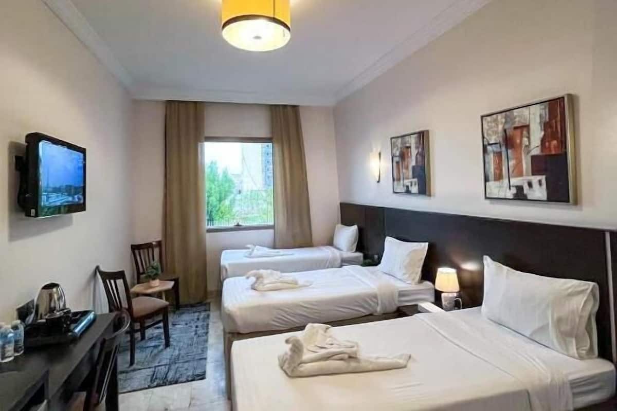 Dreibettzimmer, Stadtblick | Schallisolierte Zimmer, kostenloses WLAN