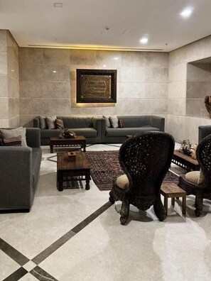 Lobby sitting area - Hussein Beyari Hotel (Makkah)