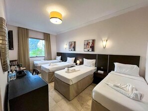 Chambre quadruple | Système d’insonorisation, accès au Wi-Fi (inclus), literie fournie