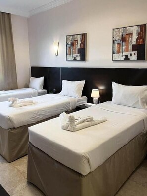 Chambre triple | Système d’insonorisation, accès au Wi-Fi (inclus), literie fournie