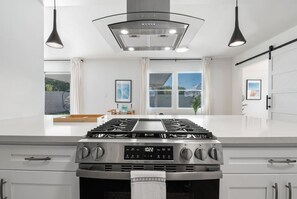 Fridge, microwave, oven, stovetop - Pool, Hot Tub, 10 min to Beach, Large Backyard (San Diego)