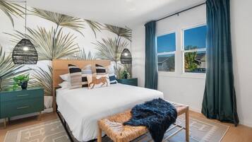 3 slaapkamers, een bureau, een strijkplank/strijkijzer, reisbedje