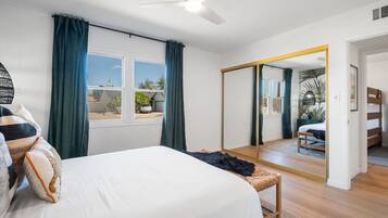 3 soveværelser, skrivebord, strygejern/strygebræt, weekendseng