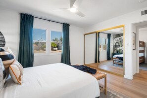 3 habitaciones, escritorio y tabla de planchar con plancha