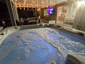 Indoor spa tub - Pool, Hot Tub, 10 min to Beach, Large Backyard (San Diego)