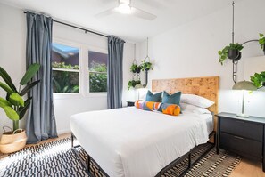 3 slaapkamers, een bureau, een strijkplank/strijkijzer, reisbedje