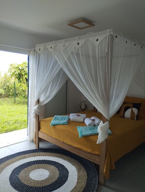 3 bedrooms, desk, iron/ironing board, travel crib
