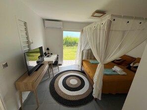 3 slaapkamers, een bureau, een strijkplank/strijkijzer, reisbedje