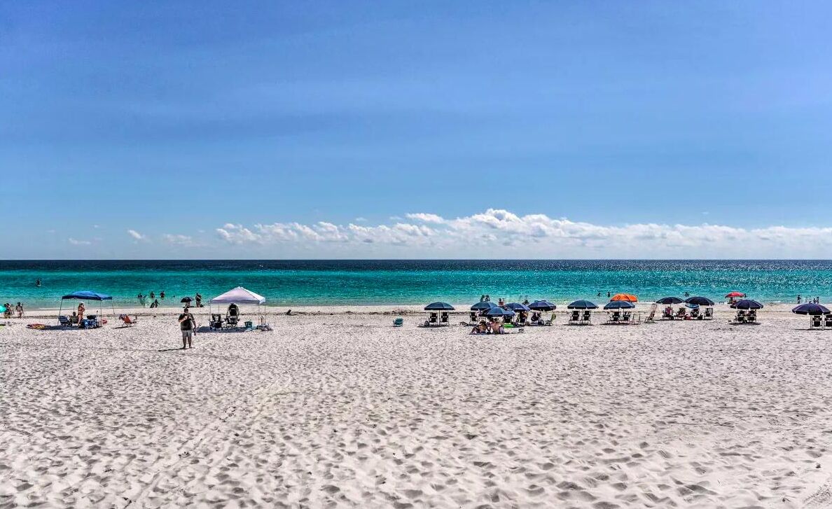 Plage à proximité, chaises longues, serviettes de plage