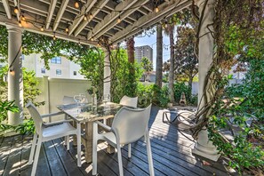 Outdoor dining - Fall and Winter Price Drop / 2-Min Walk to Beach–No Streets to Cross+ Beach Gear (Destin)