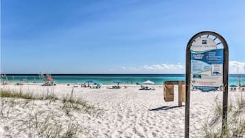 ビーチの近く、サンラウンジャー、ビーチタオル