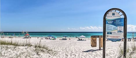 In Strandnähe, Liegestühle, Strandtücher