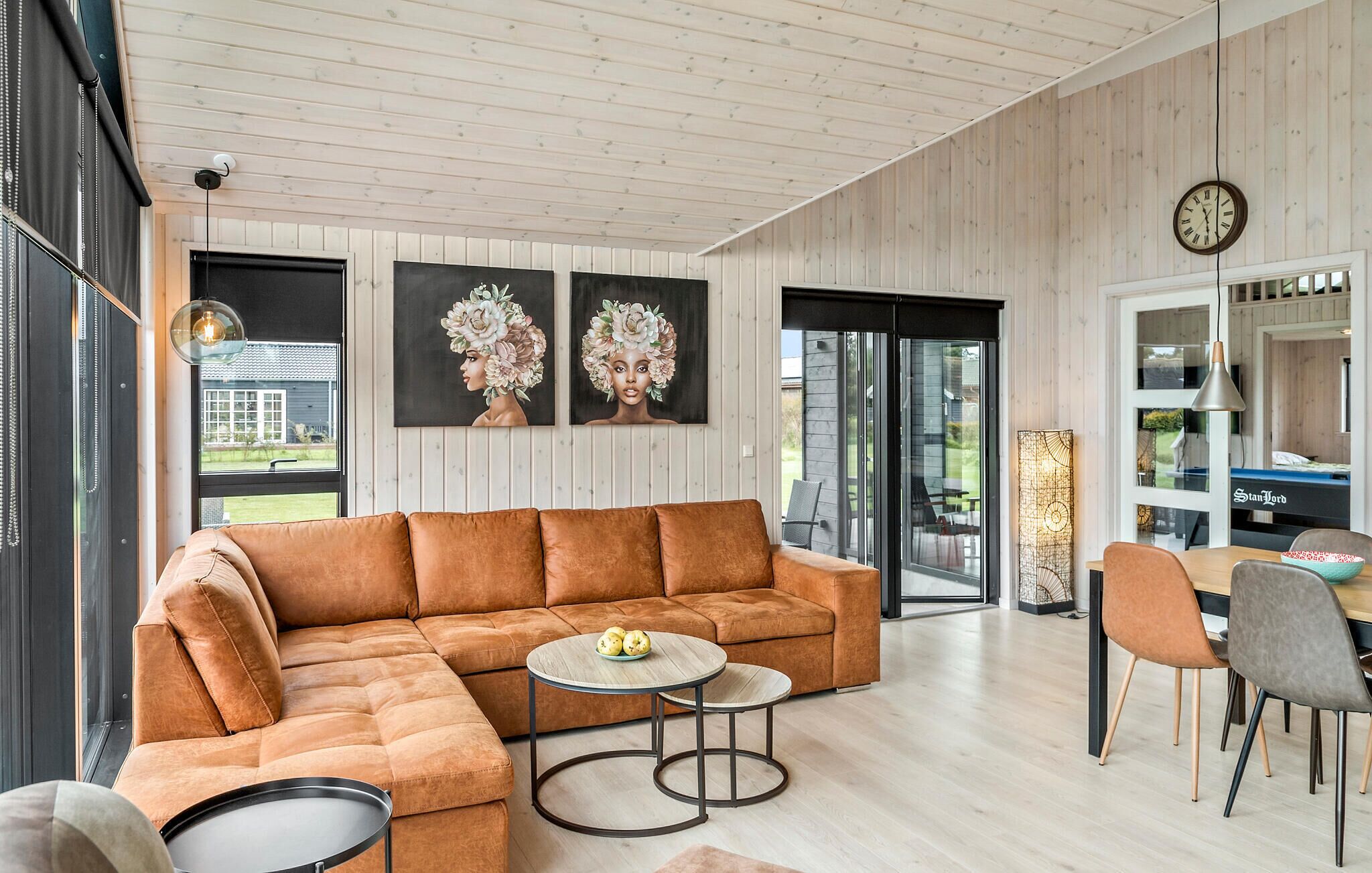 Smart-TV, Kamin, Tischtennisplatte