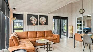 Smart-TV, Kamin, Tischtennisplatte