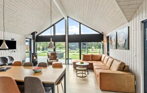 Smart TV, fireplace, table tennis - Lovely home in Idestrup with sauna (Idestrup)