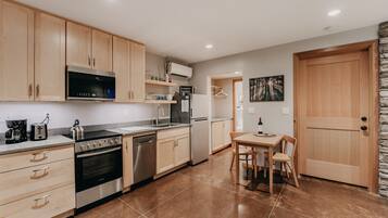 Departamento (0 Bedroom) | Cocina privada | Refrigerador, microondas, horno y parrilla de estufa