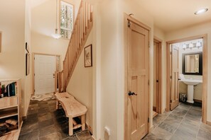 Hallway - 40gs Wifi - W/D Hot Tub - Sleeps 8 (Deming)