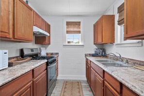 Fridge, microwave, oven, stovetop - Reel Retreat: Charming Ground Floor Hideaway with King Bed - Minutes to Beach! (Rockport)
