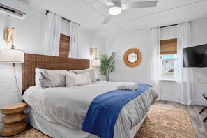 1 bedroom, Internet, bed sheets - Reel Retreat: Charming Ground Floor Hideaway with King Bed - Minutes to Beach! (Rockport)