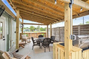 Outdoor dining - Reel Retreat: Charming Ground Floor Hideaway with King Bed - Minutes to Beach! (Rockport)