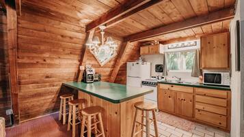 Villa (2 Bedrooms) | Dapur peribadi | Peti sejuk, ketuhar gelombang mikro, ketuhar, pembancuh kopi/teh