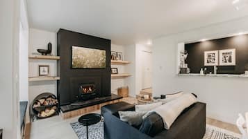 Apartment (1 Bedroom) | Living area | Table tennis