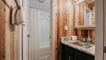 Apartment (1 Bedroom) | Bathroom | Towels, soap, toilet paper