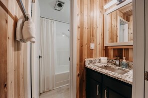 Apartment (1 Bedroom) | Badezimmer | Handtücher, Seife, Toilettenpapier